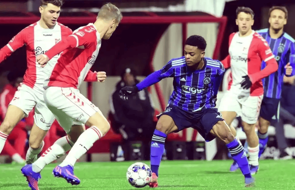 九游中心-今夜体能课后，阿贾克斯强势反弹备战欧超杯，赛场秩序良好，控场能力受关注的简单介绍